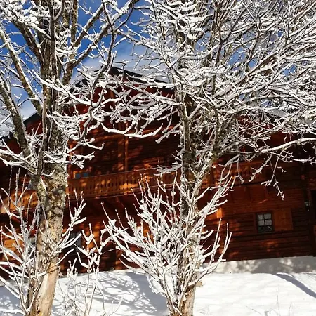 - Dans Le Carmazin Chalet *