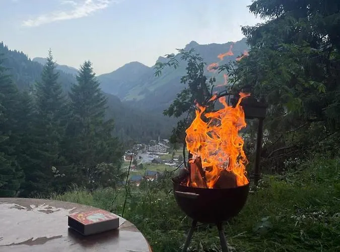 - Dans Le Carmazin *