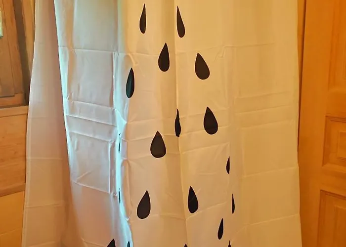 - Dans Le Carmazin *