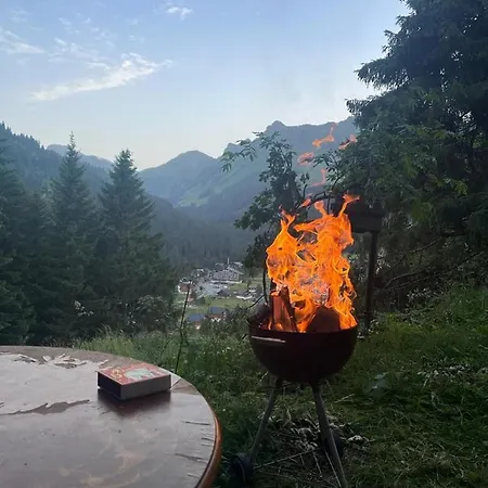 - Dans Le Carmazin *